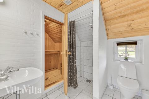 Ett duschrum finns i lyxstuga nr 145 för 22 personer.