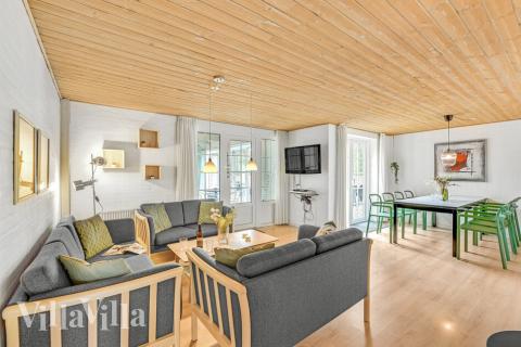 I soffhörnan i lyxstuga 145 i Vestjylland kan ni spela brädspel eller titta på film tillsammans.