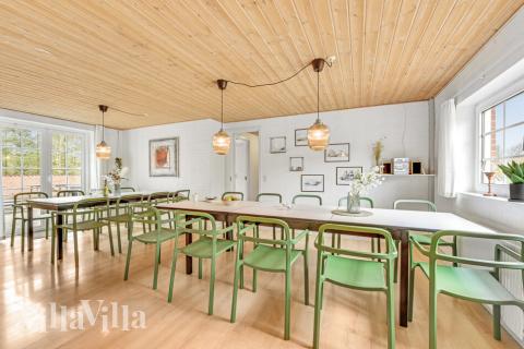 Det stora ljusa vardagsrummet i lyxstuga nr 145 för 22.