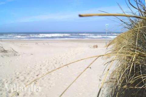 Stranden i närheten av lyxhus 145 i Vestjylland bjuder in till en promenad.