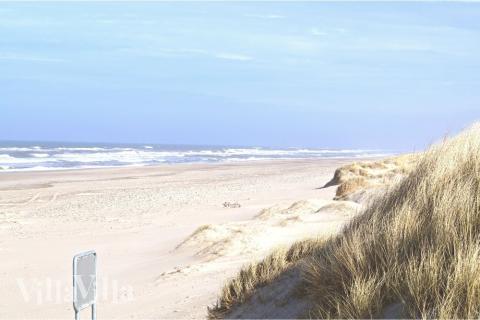 Stranden i närheten av lyxhus 145.