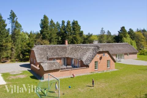 Den praktfulla poolstugan nr 145 med plats för 22 personer ligger i Vestjylland