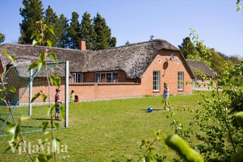 Den tjusiga sommarstugan nr 145 med gott om plats för upp till 22 personer