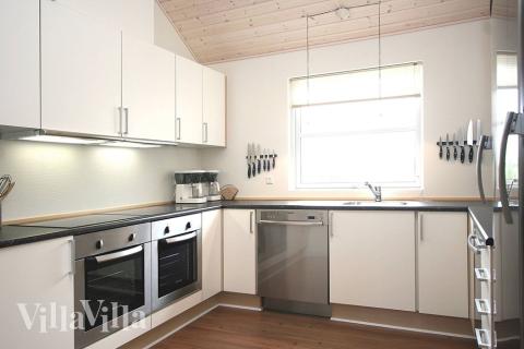 Köket rymmer alla önskvärda faciliteter, som frys, mikrovågsugn, 2 diskmaskiner, 2 elspisar och 2 kylskåp