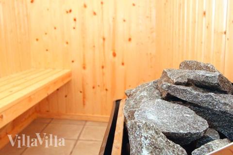 Njut av bastuvärmen i lyxstuga nr 168 för 24 personer