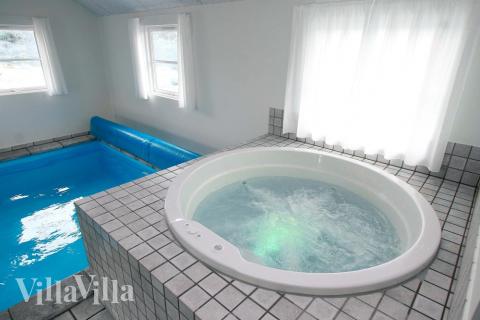 Njut av spabadets värme i lyxstuga nr 168 i Vestjylland