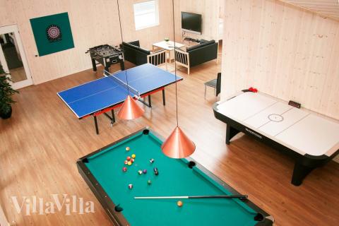 Förutom de många timmar som du kan tillbringa i stugans poolavdelning erbjuder lyxstuga 168 även biljard, bordtennis och dart