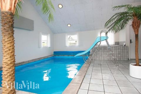 Sommarstuga 168 är inredd med en smakfull poolavdelning som har vattenrutschbana, ett stort inbyggt spapad och bastu