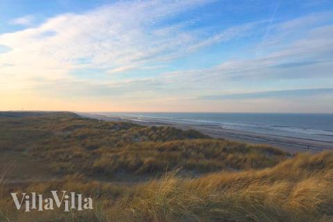 Stranden i närheten av lyxhus 168.