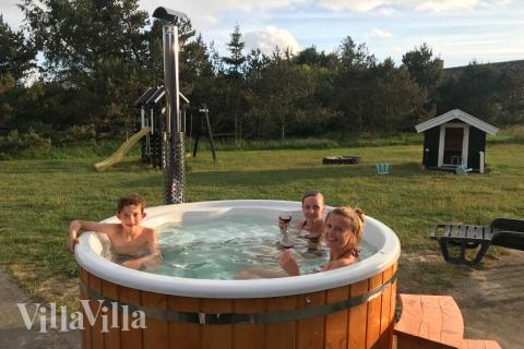 Till den trevliga sommarstugan nr 168 i Vestjylland erbjuds en mängd utomhusaktiviteter, t.ex. lektorn och gungor