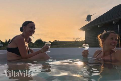 Förutom de många timmar som du kan tillbringa i stugans poolavdelning erbjuder lyxstuga 168 även många utomhusaktiviteter