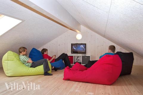 Till barn och unga finns en fristad uppe på loftet, med sköna sittpuffar och plattskärms-tv med DVD