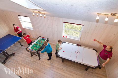 I aktivitetsrummet kan man roa sig i timvis med t.ex. bordtennis, fotbollsspel, airhockey och Playstation 3
