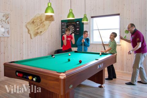 I biljardrummet kan det tävlas i både biljard och dart då åskådarna mixar drinkar i baren