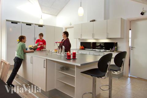 Köket är inrättat med alla tänkbara faciliteter för semesterns matlagning, och det finns plats för både medhjälpare och umgängen vid köksön