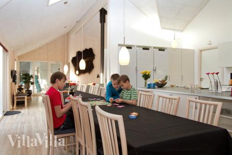 Det stora gemensamhetsrummet är centralt placerat i huset och inrättat med ett rymligt kök, matplatser och soffgrupp