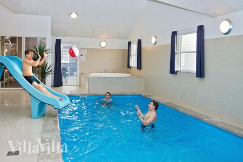 Husets eget vattenland med stor pool, vattenrutschbana, spa och bastu, är ett paradis för både stora och små vattendjur