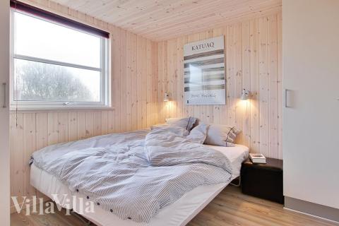 Sovrummen är ljust inredda med antingen dubbel- eller enkelsäng och inbyggda garderober