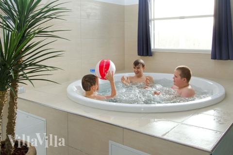 Efter en simtur i poolen kan man slappa i det inbyggda spa badet eller i bastun