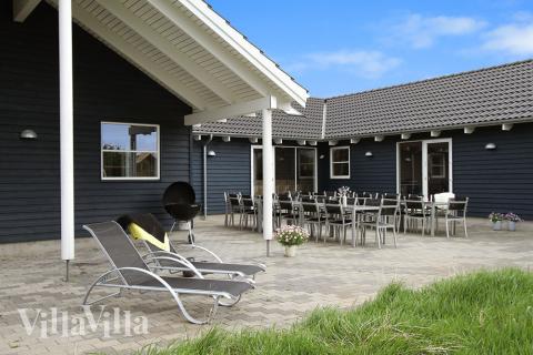 På terrassen kan det njutas av den danska sommaren – både när solen värmer och under mysiga grillkvällar med familj och vänner