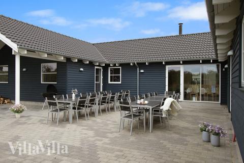 Njut av en grillkväll på terrassen i lyxstuga nr 283 i Vestjylland