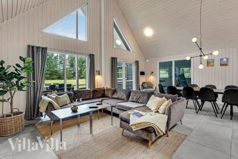 I soffgruppen med kakelugn kan man läsa en god bok, spelas spel och titta på film