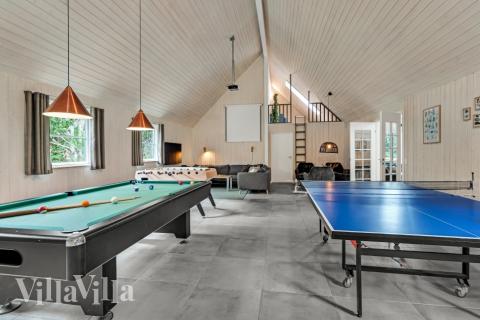 Önskar man en aktivitetsfylld semester har detta lyxhus rikligt att erbjuda. I husets imponerande aktivitetsrum finns timtal med underhållning i form av bl.a. biljard, airhockey, fotbollsspel, dart och bordtennis