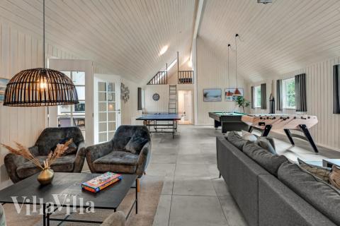 I detta sommarhus kan man inte ha tråkigt. Det kan kämpas emot vänner och familj i både biljard, fotbollsspel, airhockey, bordtennis, dart eller Playstation 2