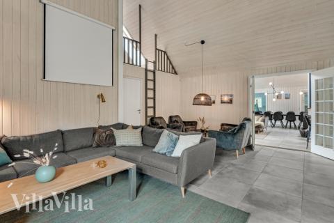 Huset har inbyggd filmduk med projektor lämpat för både firmaarrangemang och konferenser. Det finns naturligtvis också gratis trådlöst internet i huset