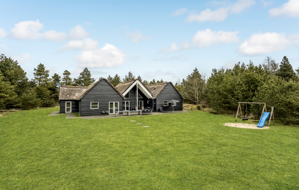 Välkommen till en speciell semesterupplevelse i detta exklusiva sommarhus, som är inrättat med allt vad man kan önska och mer därtill..