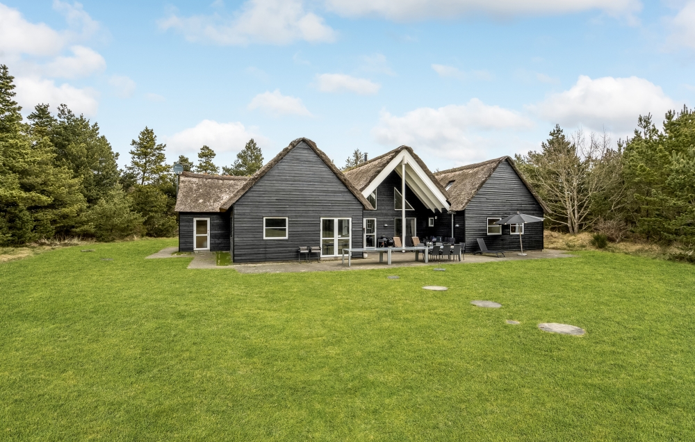 Hela familjen kan umgås tillsammans på husets stora och delvis takbelagda terrass