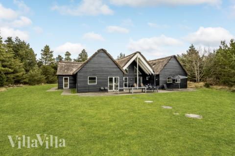 Hela familjen kan umgås tillsammans på husets stora och delvis takbelagda terrass