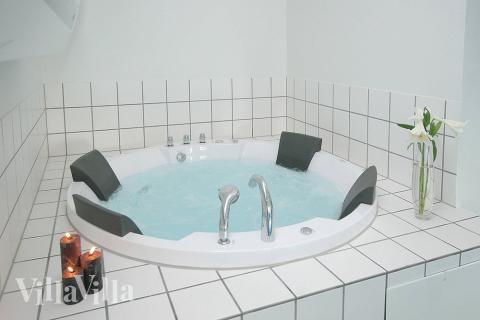 Husets stora spa bad inbjuder till avkoppling och välmående