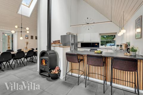 Kakelugnen är placerad nära matplatserna, soffgruppen och köket, vilket sörjer för lite extra värme och trevnad