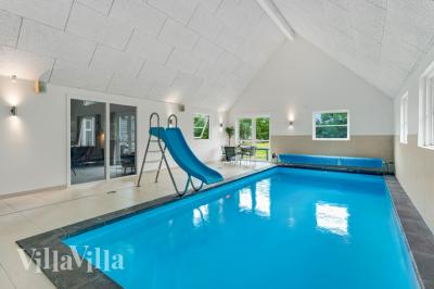 Sommarstuga 189 är inredd med en smakfull poolavdelning som har vattenrutschbana, ett stort inbyggt spapad och bastu