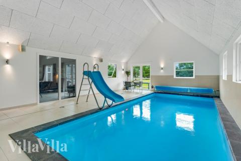 Sommarstuga 189 är inredd med en smakfull poolavdelning som har vattenrutschbana, ett stort inbyggt spapad och bastu