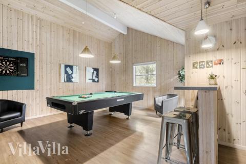 Förutom de många timmar som du kan tillbringa i stugans poolavdelning erbjuder lyxstuga 197 även biljard, bordtennis och dart