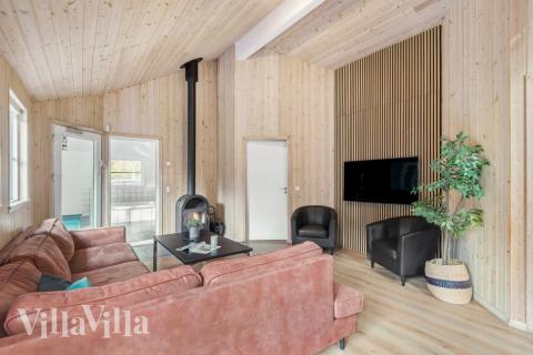 I soffhörnan i lyxstuga 197 i Vestjylland kan ni spela brädspel eller titta på film tillsammans.