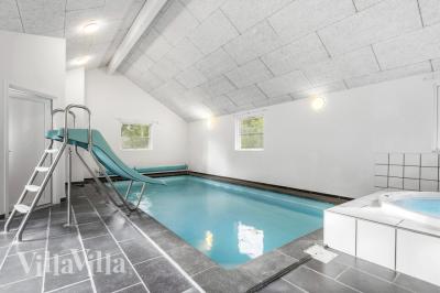 Sommarstuga 197 är inredd med en smakfull poolavdelning som har vattenrutschbana, ett stort inbyggt spapad och bastu