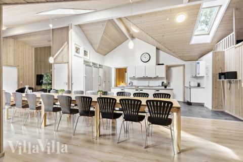 Det stora ljusa vardagsrummet i lyxstuga nr 197 för 22.