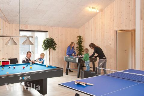 Det kan tävlas om äran eller kanske disken i dart, bordtennis, biljard, fotbollsspel eller Playstation 3