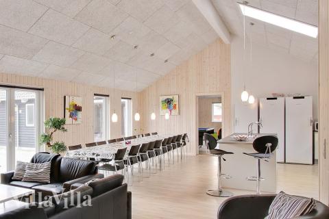 Det centralplacerade köket-allrummet ligger i öppen förbindelse. Här finns matsalsplatser för många och soffgrupp med kakelugn