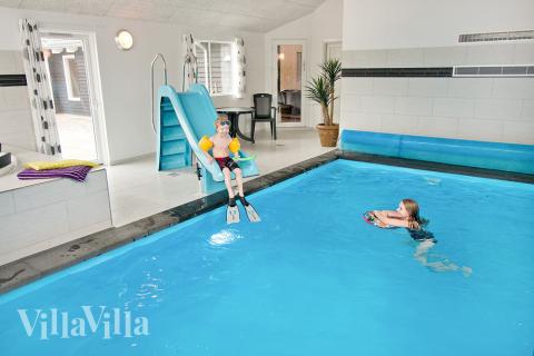 Här finns timmar av lek och skoj för alla vattenälskare. Huset har nämligen egen pool med vattenrutschbana, motströmsanläggning och spa bad