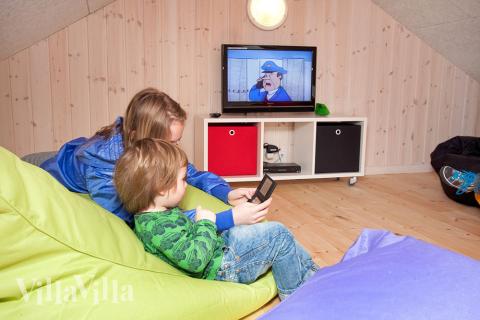 Den ena sovalkoven är inrättad till de yngre gästerna med sittpuffar, plattskärms-tv och DVD