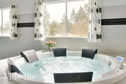 Efter en spännande semesterdag är det skönt att kunna koppla av i spabadet eller bli skönt genomvarm i bastun