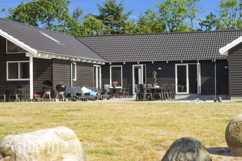 Den danska sommaren kan man riktigt njuta av på den stora och delvis skyddade terrassen