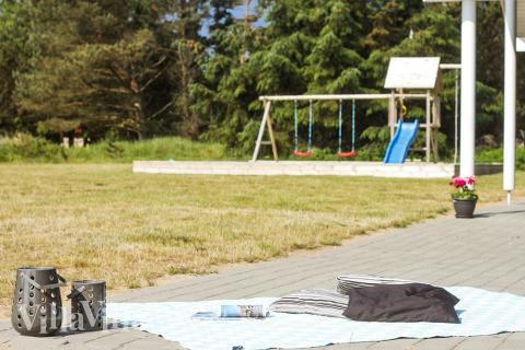 Till den trevliga sommarstugan nr 288 i Vestjylland erbjuds en mängd utomhusaktiviteter, t.ex. lektorn och gungor