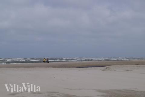 Stranden i närheten av lyxhus 167.