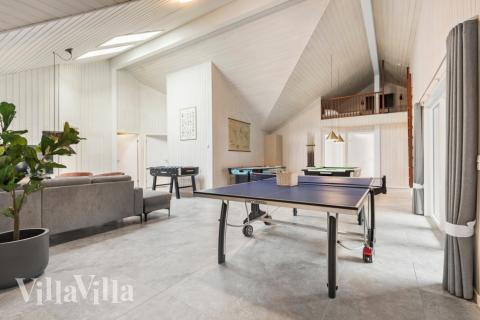 Lyxstuga 167 för 24 personer har ett stort aktivitetsrum med bl.a. biljard och dart