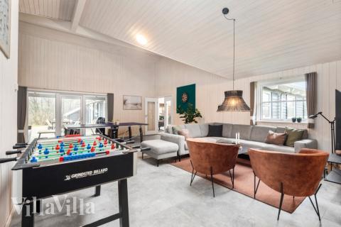 Förutom de många timmar som du kan tillbringa i stugans poolavdelning erbjuder lyxstuga 167 även biljard, bordtennis och dart